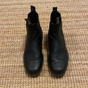 Blundstone black chisel toe boots